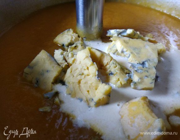 Добавляем сливки и сыр.