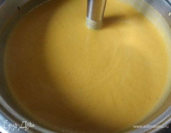 Снова пюрируем, пробуем на соль-перец, еще раз прогреваем, едва доведя до кипения, и наш суп готов!