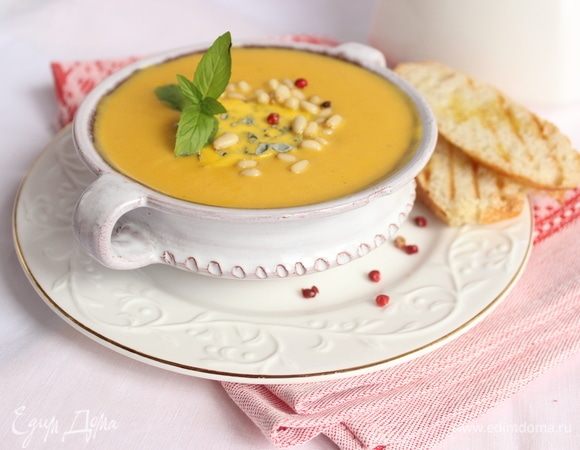 Разливаем по мискам, щедро посыпаем кедровыми орешками, украшаем зеленушкой и подаем с поджаренной на гриле чиабаттой. Приятного аппетита и яркого солнышка всем!