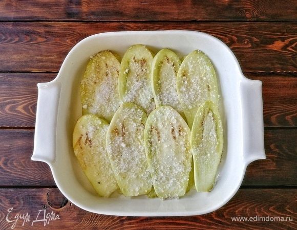 Теперь выкладываем баклажаны слоями в противень, например, и пересыпаем каждый слой крупной солью. Даем постоять минут 20, чтобы вся горечь вышла.