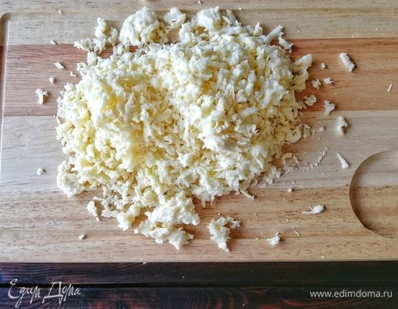 Моцареллу натереть на крупной терке, она отлично расплавится!