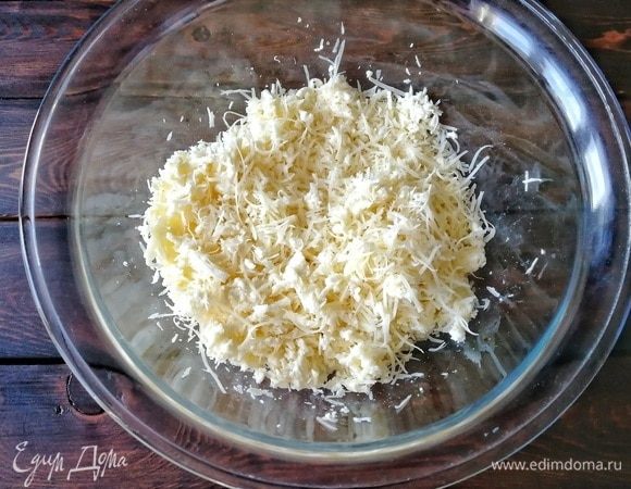 Теперь в глубокой чаше смешиваем два вида натертого сыра.