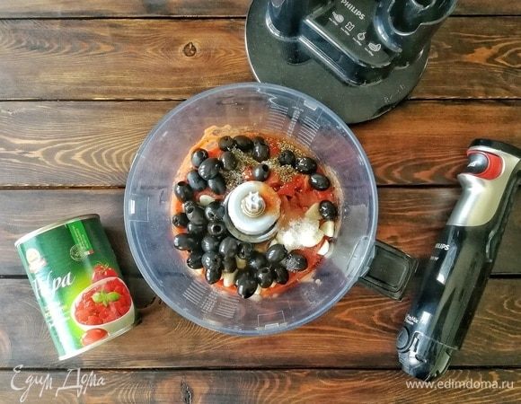 После подготовки сыров займемся соусом «Наполи»: для этого смешиваем помидоры кусочками в собственном соку ТМ «Помидорка», выливаем в чашу блендера всю банку. Туда же добавляем маслины без косточек, чеснок, базилик, орегано и тимьян, сахар, соль и перец по вкусу. Нажимаем кнопочку блендера и делаем вжик)