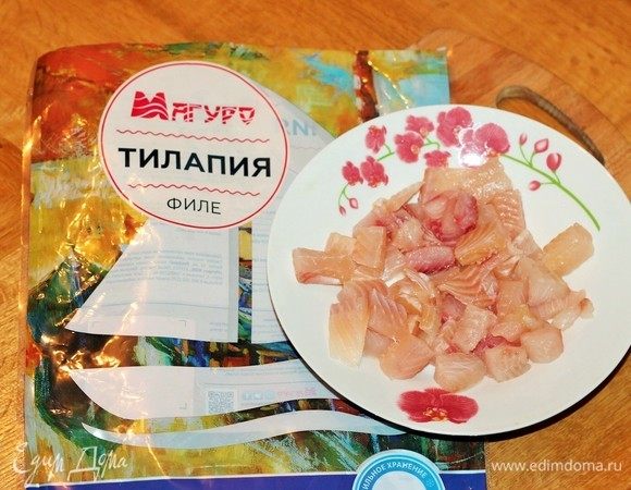 Филе тилапии ТМ «Магуро» заранее разморозить, нарезать и выложить в чашу блендера.