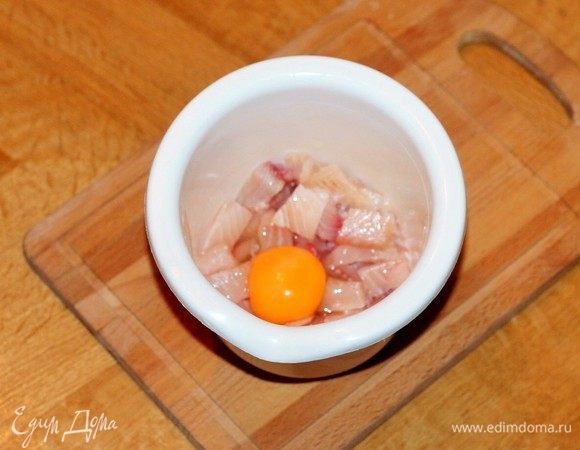 Добавить крупное яйцо.