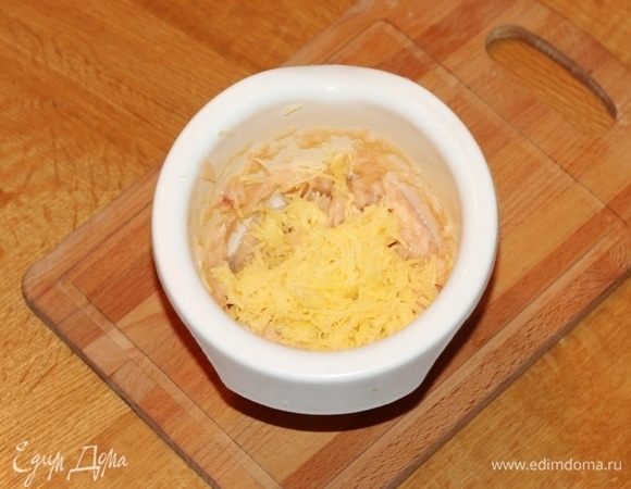 Натереть на средней терке картофель (небольшой клубень) и добавить в чашу, измельчить все блендером или пропустить через мясорубку.