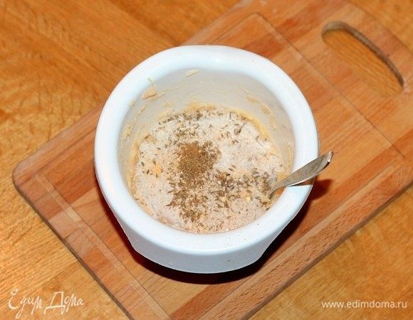 Затем добавить приправу для рыбы, соль, перец, панировочные сухари и перемешать. Фарш должен быть густой. Убрать рыбный фарш в холодильник.