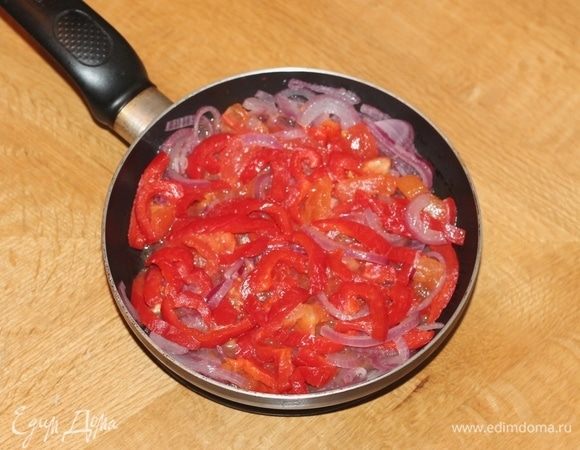 Сладкий перец (без шкурки) очистить от семян и нарезать соломкой. Добавить к овощам.