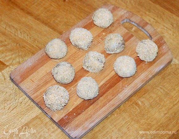 Из рыбного фарша сформировать небольшие фрикадельки и обвалять в панировочных сухарях.