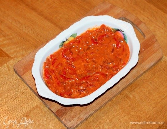 К приготовленному соусу добавить 1 стакан молока или воды, подсолить, перемешать и 1 минуту потомить на огне. Форму для запекания смазываем растительным маслом и выкладываем густой соус (т. е. овощи). Несколько ложек жидкости из соуса оставляем.