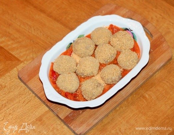 Затем кладем фрикадельки.