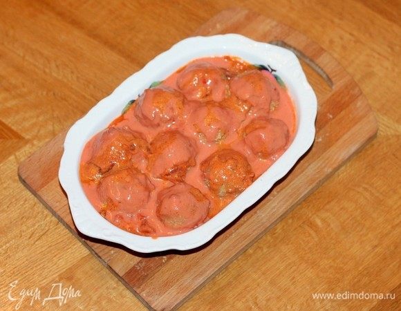 И поливаем фрикадельки жидким соусом. Накрываем формочку (не плотно) фольгой и отправляем в разогретую до 180°C духовку минут на 20.