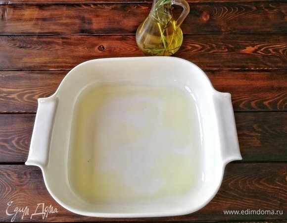 Баклажаны обжарены, теперь осталось сформировать наше блюдо и отправить его в духовку. Противень смазываем оливковым маслом, включая бортики.