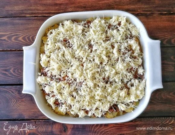 То же самое повторяем еще 2 раза. Конечно, все зависит от размеров противня. У меня квадратная шириной 24 см. Верх обязательно посыпаем щедрым слоем пармезана и моцареллы. Отправляем наше блюдо запекаться в духовку на 40 минут.