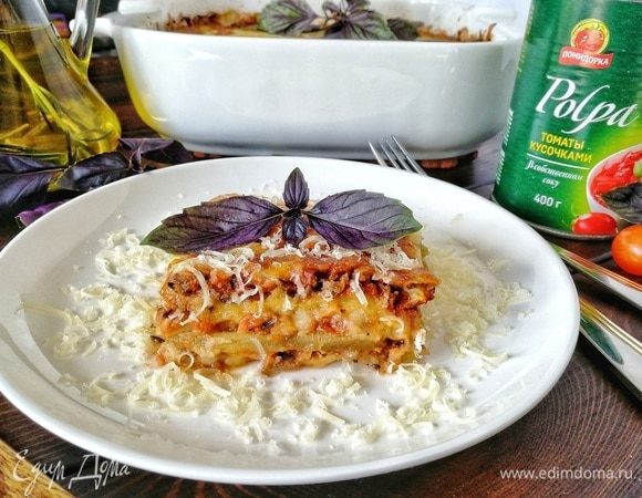 Посмотрите, какое получается наше блюдо: четко видны 3 слоя баклажанов, которые в процессе приготовления не распадаются, но при этом становятся очень мягкими. Чудесный томатный соус с травами пропитывает все блюдо, насыщая его вкусами и ароматами. Сыр — это отдельная история, это будто нежнейшая лава, которая придает всему блюду особенную неповторимость и аппетитность. Приятного аппетита!