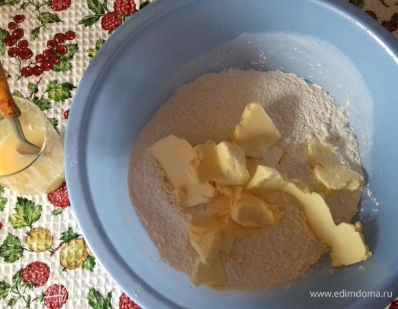 Ну что ж, приступим к приготовлению печенья. Воду я сразу добавила в яйцо и размешала.