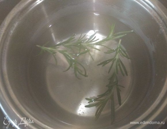 Для начала расскажу, как засаливаю горбушу. По вкусу практически не отличишь от более благородной красной рыбы, а экономия ощутима. Готовим рассол. Для этого кипятим воду, растворяем в ней соль, кладем пару веточек розмарина, снимаем с огня и оставляем остывать. Горбушу я беру тушкой и сама разделываю (еще слегка подмороженную) на филе, отделяя хребет от плоти. Если купить филе, будет гораздо быстрее и проще)