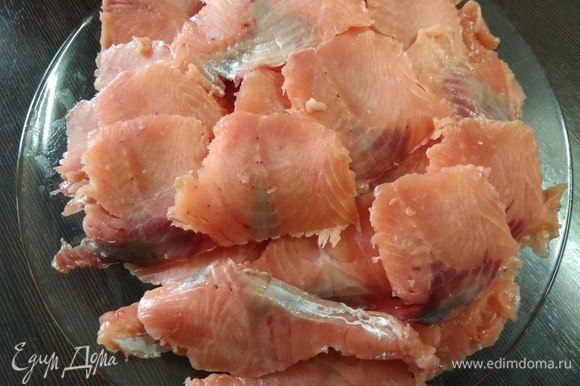 Режем филе тонкими кусочками (подмороженная рыба режется намного аккуратнее).