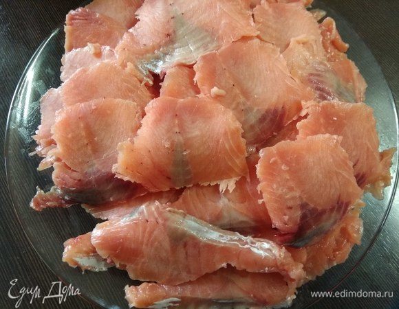 Режем филе тонкими кусочками (подмороженная рыба режется намного аккуратнее).