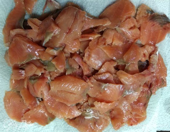 Затем рассол сливаем, рыбу обсушиваем бумажными полотенцами.