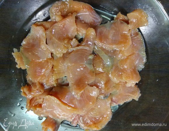 После укладываем слоем в стеклянную или керамическую емкость, в которой будем хранить, слегка поливаем соком лимона и растительным маслом без запаха (если любим, перчим), слои повторяем, пока рыба не закончится. Накрываем пленкой и ставим в холодильник, уже через пару часов рыбка готова!