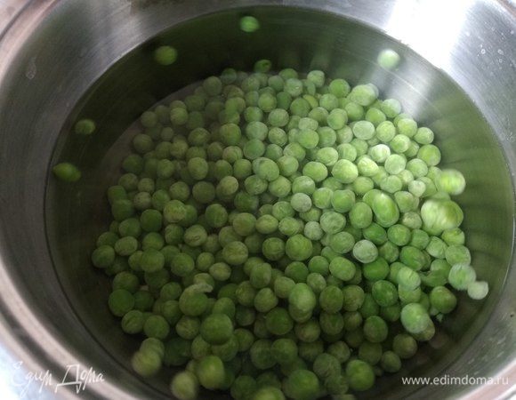 Теперь пюре. Воду кипятим со щепоткой соли, засыпаем замороженный горошек, доводим до кипения, снимаем с огня, высыпаем на дуршлаг и обдаем холодной водой.