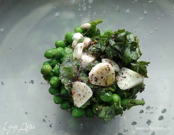Добавляем к горошку нарезанную мяту, чеснок, сок лимона, оливковое масло, по щепотке соли и перца и пюрируем массу блендером.