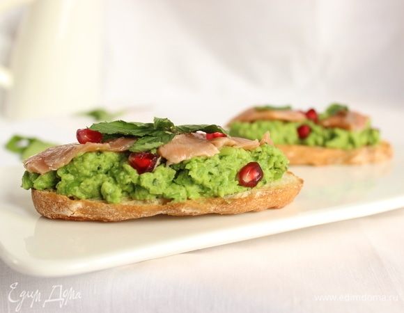 Теперь только остается собрать брускетты. На ломтики обжаренной чиабатты выкладываем пюре, затем приготовленную заранее горбушу, украшаем веточкой свежей мяты и чем-нибудь ярким для контраста при желании: ломтиком лимона, острым перчиком, какой-нибудь ягодой. У меня зерна граната. Наслаждаемся! Всем приятного аппетита и ярких будней!