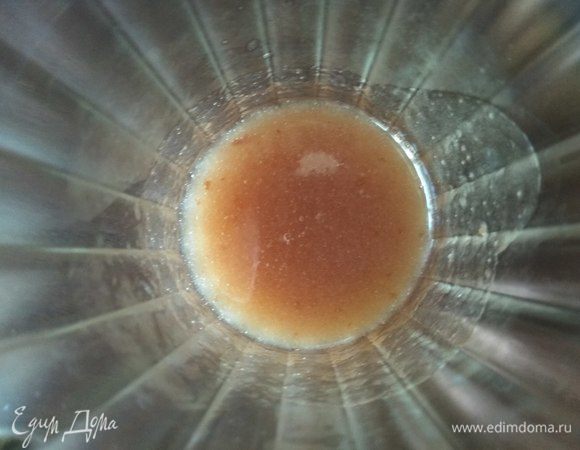 В вытопленный из бекона жир добавляем мед, винный уксус, дижонскую горчицу, оливковое масло, перец, соль. Взбиваем до однородности.