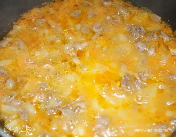 Куриные сердечки промываем, нарезаем на 6–8 частей, обжариваем с измельченными овощами на масле 10–15 минут. Солим, перчим, добавляем любимые специи. Наливаем кипяток так, чтобы он скрыл сердечки, и тушим под крышкой на медленном огне 30–40 минут.