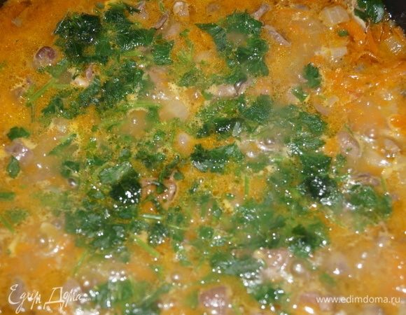 Далее кладем рубленую зелень петрушки или ту, которая нравится вам. Тушим 5 минут.