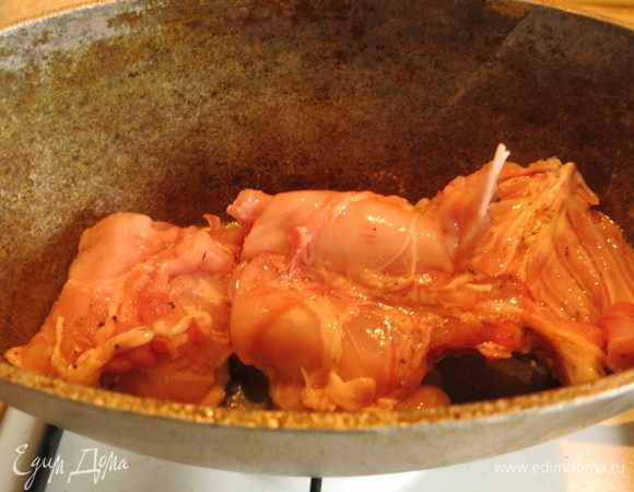 Разогреть масло в посуде, которую можно поставить в духовку (у меня проверенная временем гусятница). Обжариваем кролика до ароматной корочки.