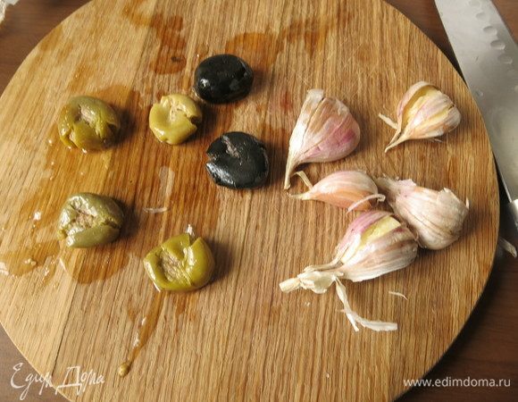 Раздавить оливки, вынуть косточки. Раздавить чеснок.