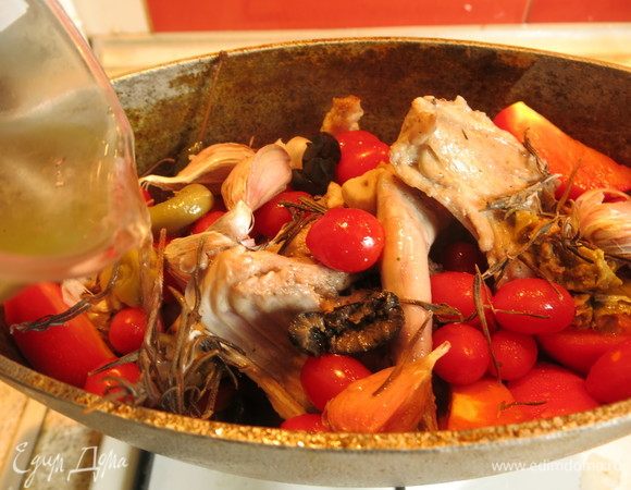 К кролику добавить оливки, чеснок, веточки розмарина, томаты четвертинками (я часть обычных томатов заменила на черри). Влить вино.