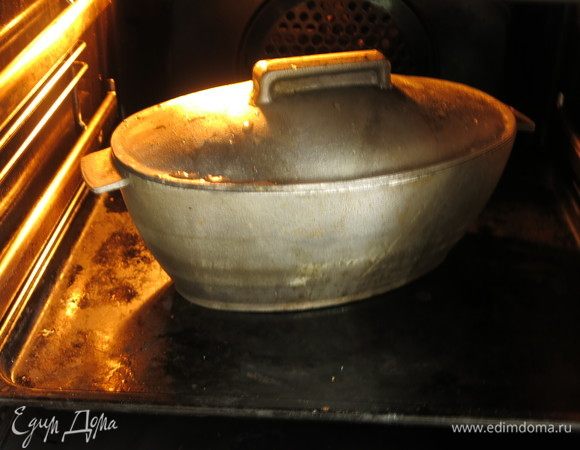 Закрываем крышкой и ставим в разогретую до 190°C духовку на 40 минут. После этого томим еще 5–7 минут без крышки.