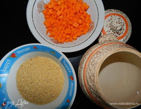 Пшено перебрать и хорошо промыть. Тыкву очистить от шкурки и семян, нарезать мелкими кубиками.