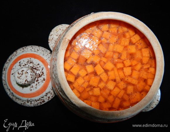 В горшочек перекладываем пшено и нарезанную кубиками тыкву, добавляем соль, сахар, корицу и мускатный орех. Заливаем содержимое горшочка водой и отправляем в разогретую до 180°C духовку на 30 минут. После добавляем сливки и готовим еще минут 15–20 минут до готовности.