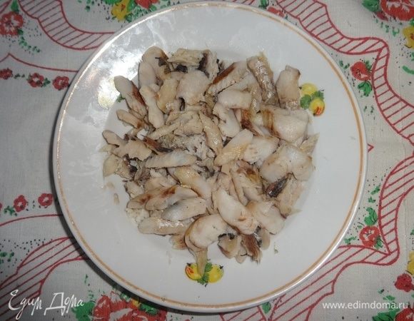 Остывший отварной хек ТМ «Магуро» освободить от косточек и разобрать на небольшие кусочки.