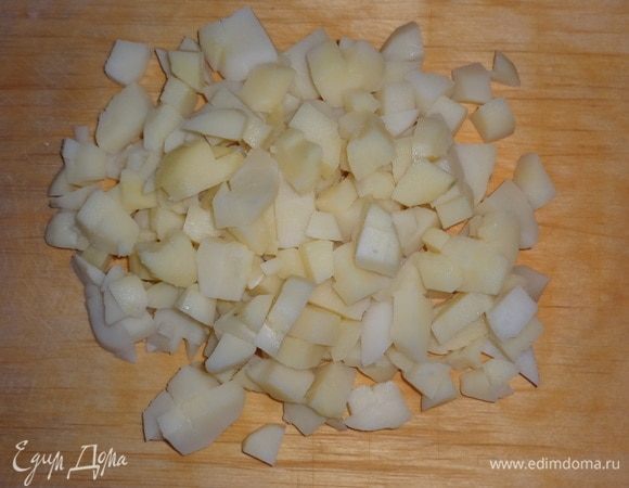 Вареный картофель нарезать небольшими кубиками.