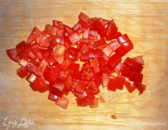 Помидоры вымыть, обсушить бумажным полотенцем, нарезать мелкими кубиками.