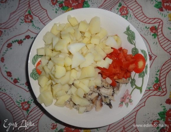 В чашке соединить нарезанные картофель, помидоры и кусочки рыбы, перемешать.