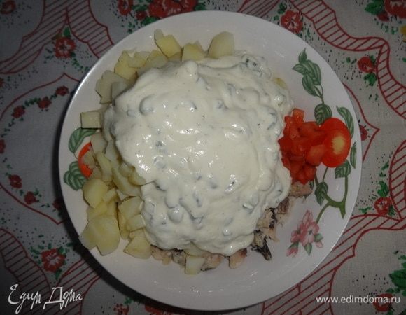 Полить салат заправкой и перемешать.