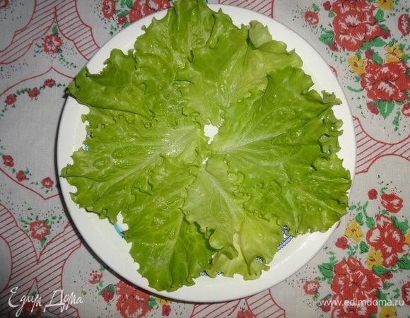 Салатные листья вымыть, обсушить бумажным полотенцем, выложить на блюдо.