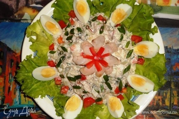 На листья салата выложить салатную смесь. По кругу разложить дольки яиц. Украсить по желанию. Я украсила отложенными кубиками помидоров, кусочками рыбы и зеленым луком. Подать салат к столу. Угощайтесь! Приятного аппетита!
