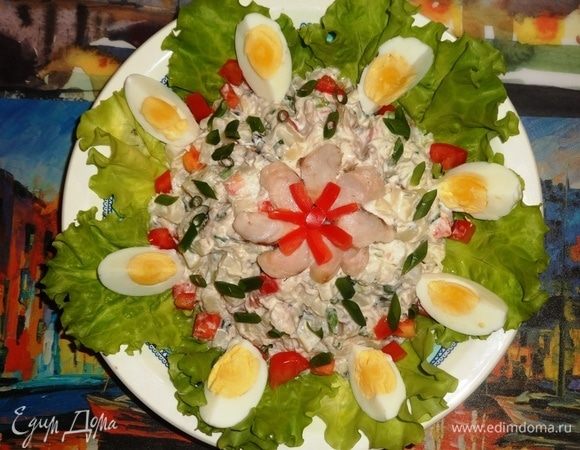 На листья салата выложить салатную смесь. По кругу разложить дольки яиц. Украсить по желанию. Я украсила отложенными кубиками помидоров, кусочками рыбы и зеленым луком. Подать салат к столу. Угощайтесь! Приятного аппетита!