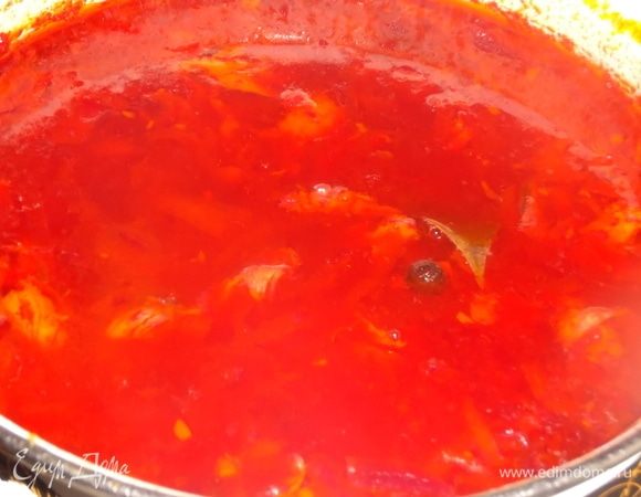 Свеклу помыть и очистить. Положить в трехлитровую кастрюлю с мясом, довести до кипения, снять пену, добавить очищенный картофель целиком. Болгарский перец нарезать и добавить к овощам в суп. Варить до готовности мяса. Морковь натереть на терке, лук нашинковать. Обжарить на растительном масле. Добавить томатную пасту, немного поджарить до изменения цвета, посыпать сахаром и влить уксус. Пережарить в течение двух минут. Капусту нашинковать. Из супа вынуть мясо, свеклу и картофель.