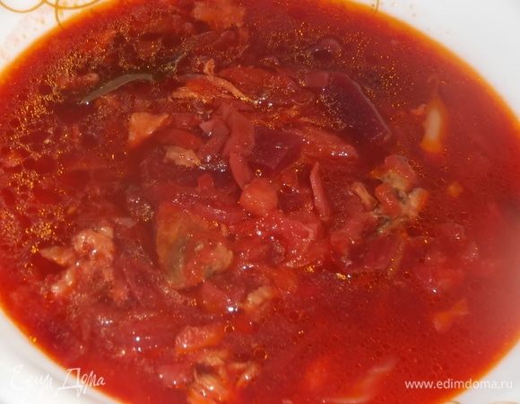 В бульон добавить капусту, варить 5 минут. Выложить пережаренные овощи. Забрасываем лаврушку и душистый перец. Пока варится, режем мясо, мнем картофель. Отправляем в кастрюлю. Добавляем давленный или натертый чеснок, нарезанную брусочками или натертую свеклу. В процессе солим по вкусу. Доводим до кипения и выключаем.