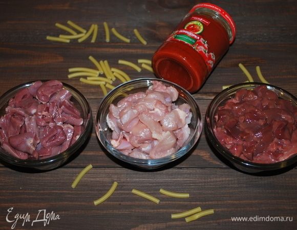 Куриное мясо, печень и куриные сердечки мелко нарезать.