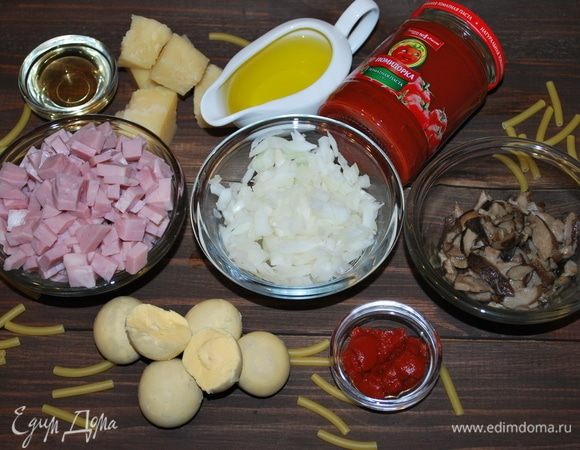 Вареную ветчину и лук нарезать кубиками. Сварить яйца, отделить желтки. У меня белые грибы уже готовые, я их разморозила и обжарила. Можно взять сухие белые грибы и предварительно замочить их в горячей воде на 20 минут.