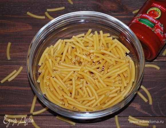 Для пирога я взяла короткую пасту маккерони.